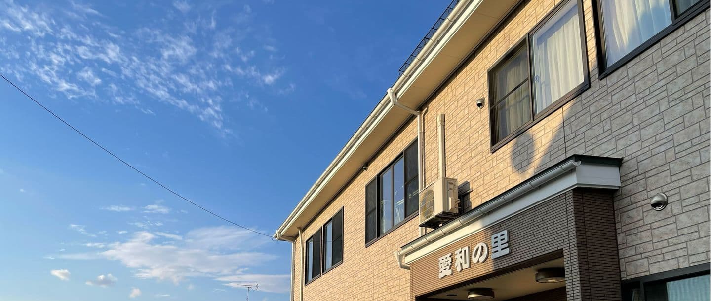 昭和の里施設の建物外観。黄褐色レンガ張りの2階建て。晴天下で明るく撮影。